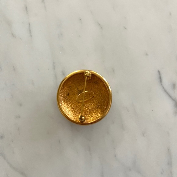CHANEL round classic brooch - Picture 2 of 2